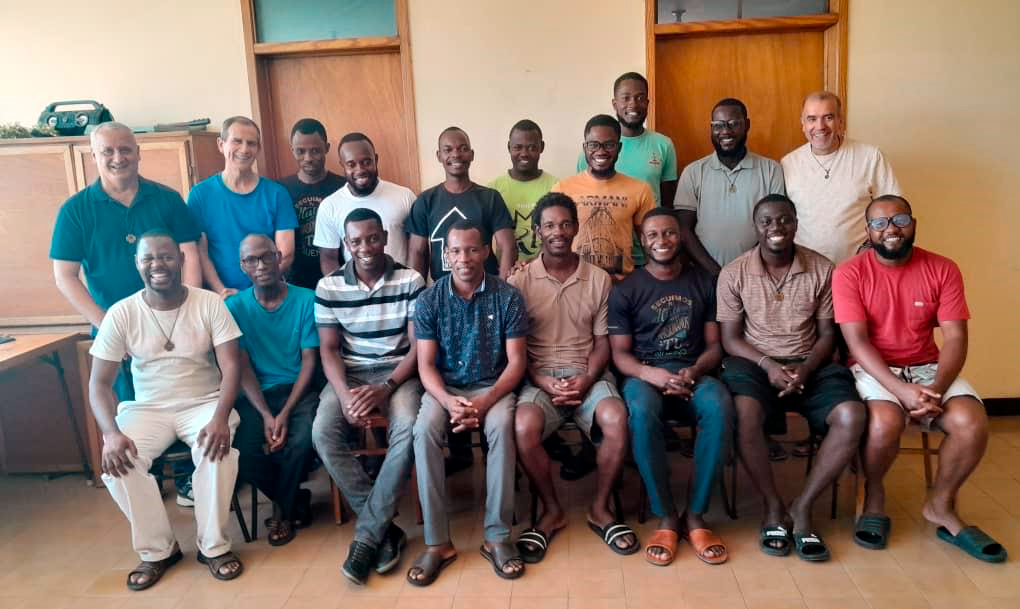 Irmãos do Escolasticado, formadores do Postulado e alguns membros do noviciado na casa do Escolasticado, em Port-au_Prince